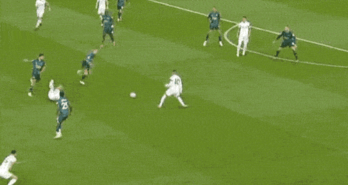 A slo-mo gif of Raphinha doing a dragback in the first minute