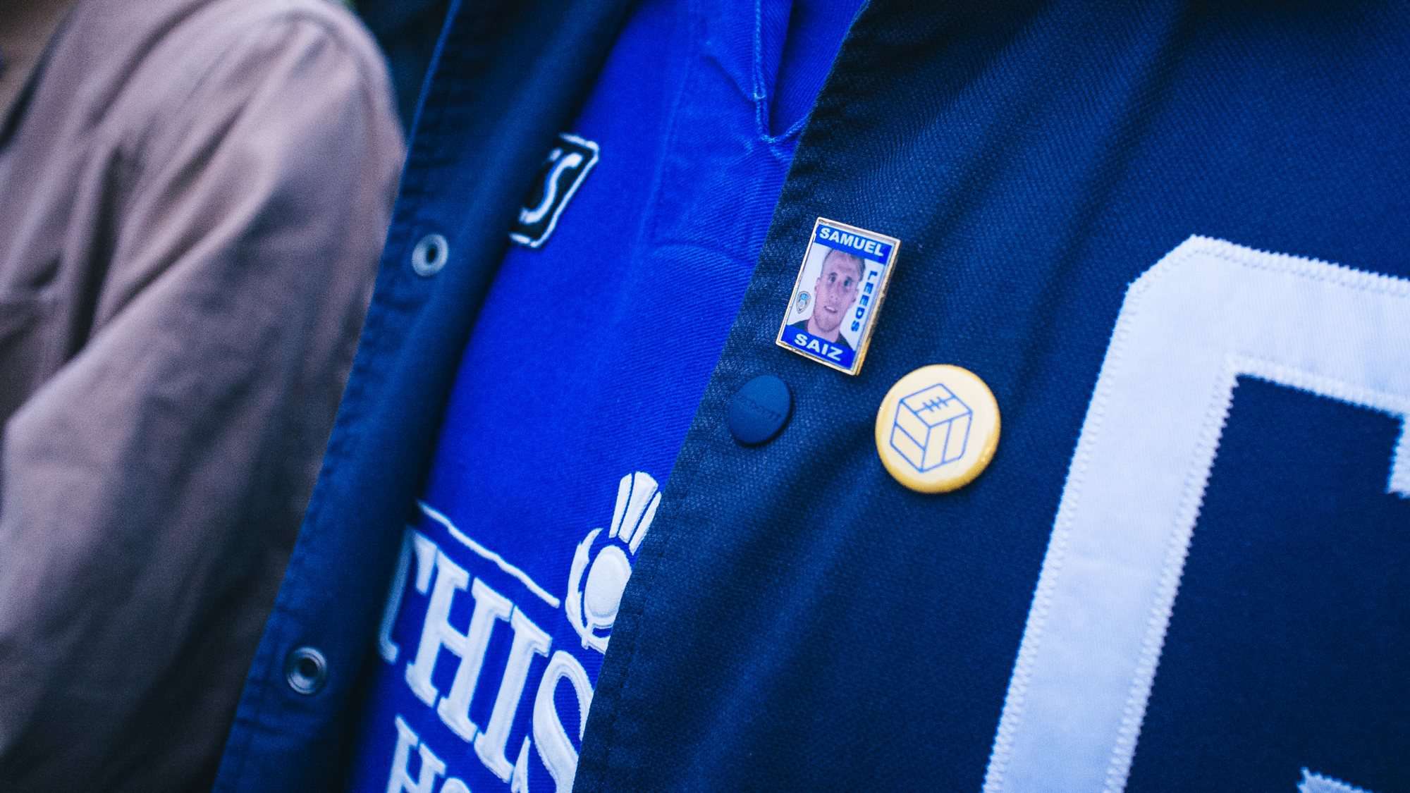 A Samu Saiz pin badge being worn at Elland Road back in 2017