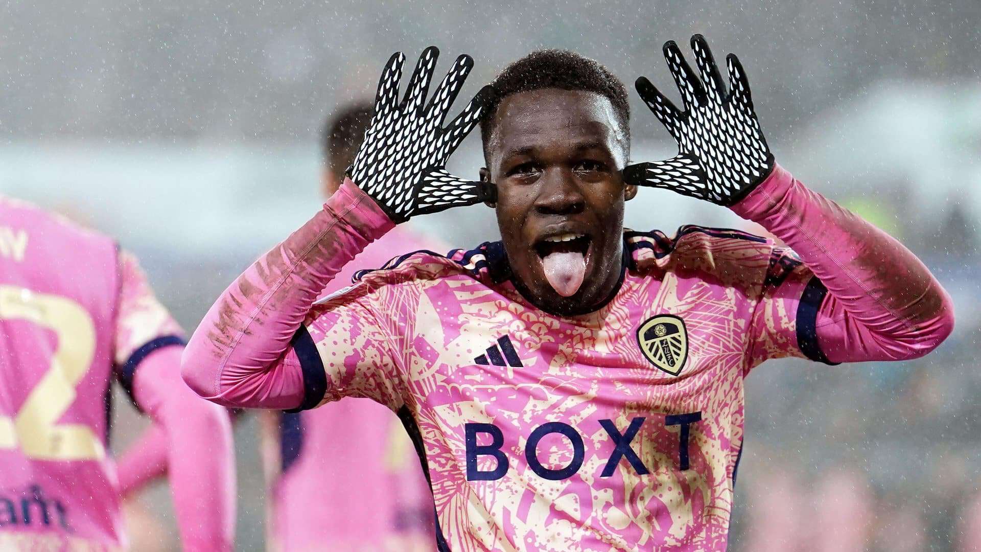 Wilf Gnonto going full Alioski in Swansea, wiggling his hands by his ears and sticking his tongue out as he looks down the camera