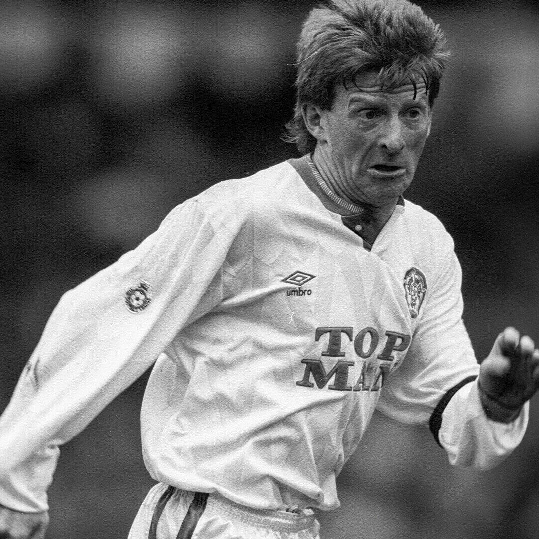 A black and white photo of Gordon Strachan playing for Leeds